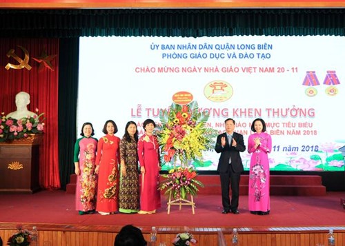 Ngành GD&ĐT Quận Long Biên tổ chức Lễ tuyên dương khen thưởng các điển hình tiên tiến, nhà giáo mẫu mực tiêu biểu và đón nhận Cờ thi đua xuất sắc của Bộ GD&ĐT năm học 2017- 2018